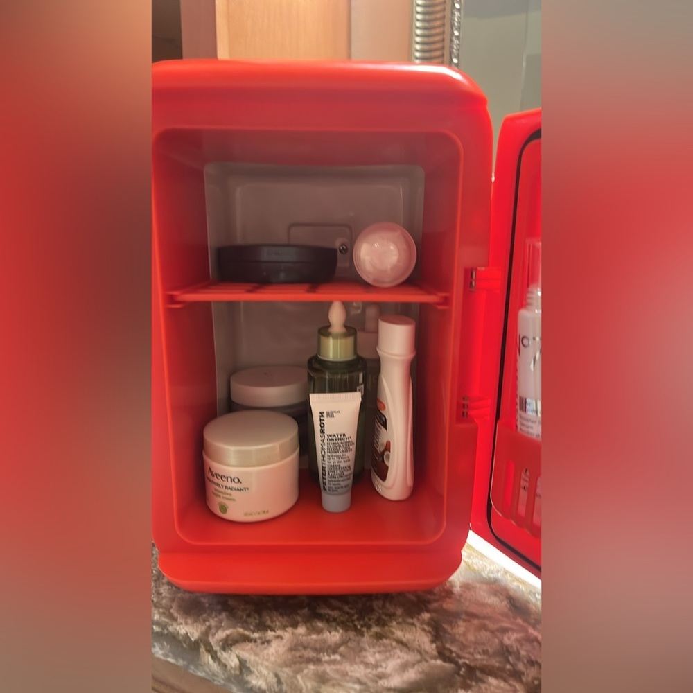 EUC‼️ SMALL BATHROOM/BEDROOM SKINCARE REFRIGERATOR DETACHABLE PLUG